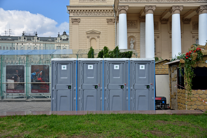 Передвижные туалетные кабины Туалетные кабины на площади Революции. Обеспечение фестиваля Московская весна.